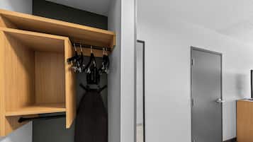 Espace de travail pour ordinateur portable, fer et planche à repasser