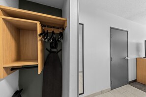 Laptop workspace, iron/ironing board, travel crib, free WiFi - Spark by Hilton Cincinnati Airport South (Florence)