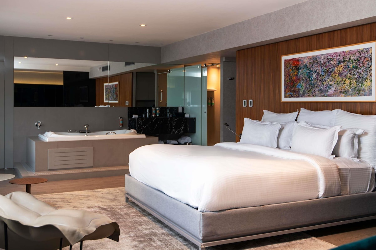 Suite, 1 kingsize bed (view of Ibirapuera Park) | Luxe beddengoed, een minibar, een kluis op de kamer, een bureau