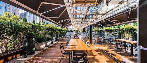 2 restaurants; breakfast, lunch, dinner and brunch served