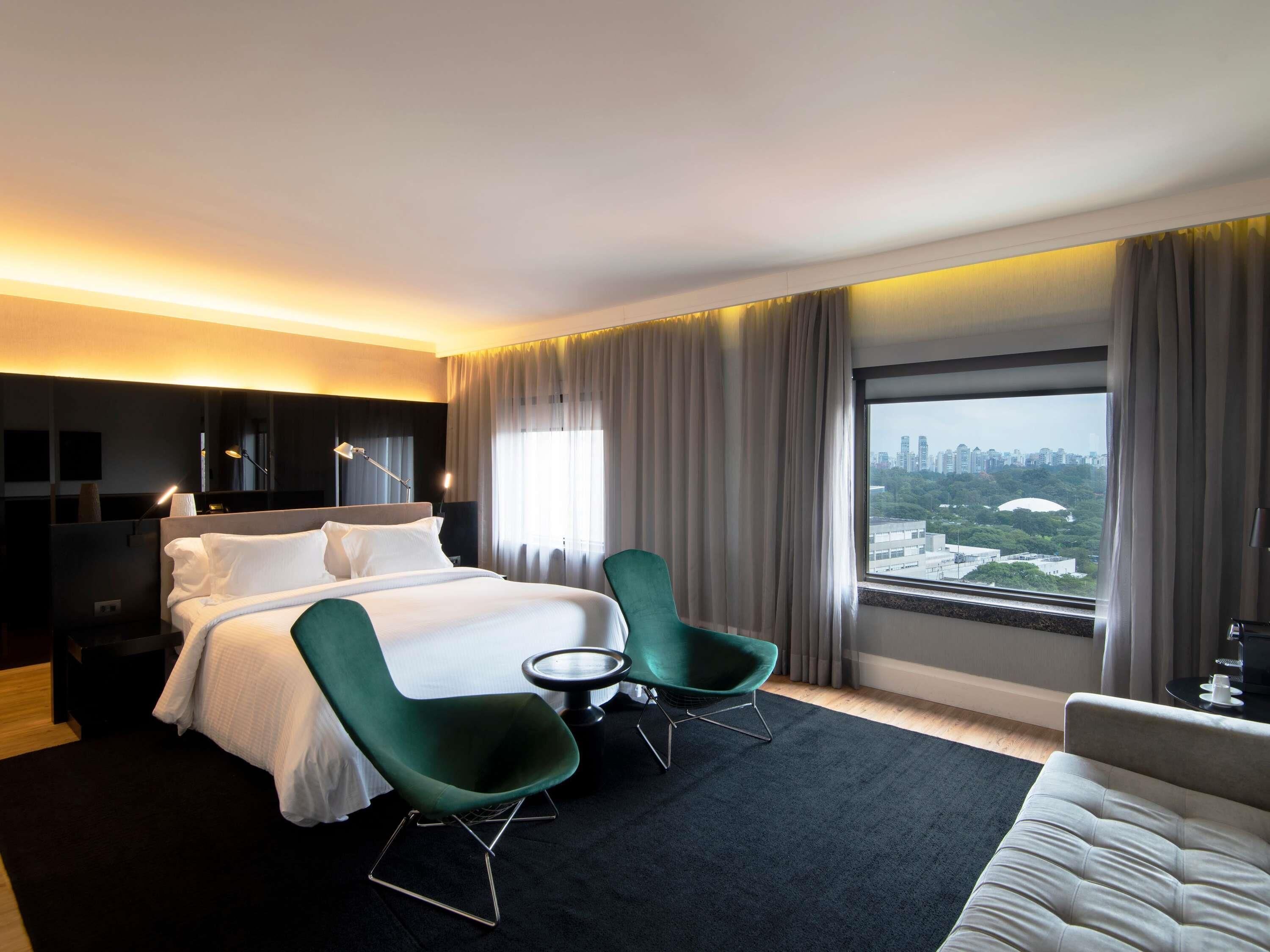 Executive suite, 1 queensize bed, uitzicht op park | Luxe beddengoed, een minibar, een kluis op de kamer, een bureau