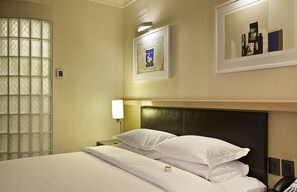 Habitación Deluxe, 1 cama matrimonial | Ropa de cama de alta calidad y minibar 