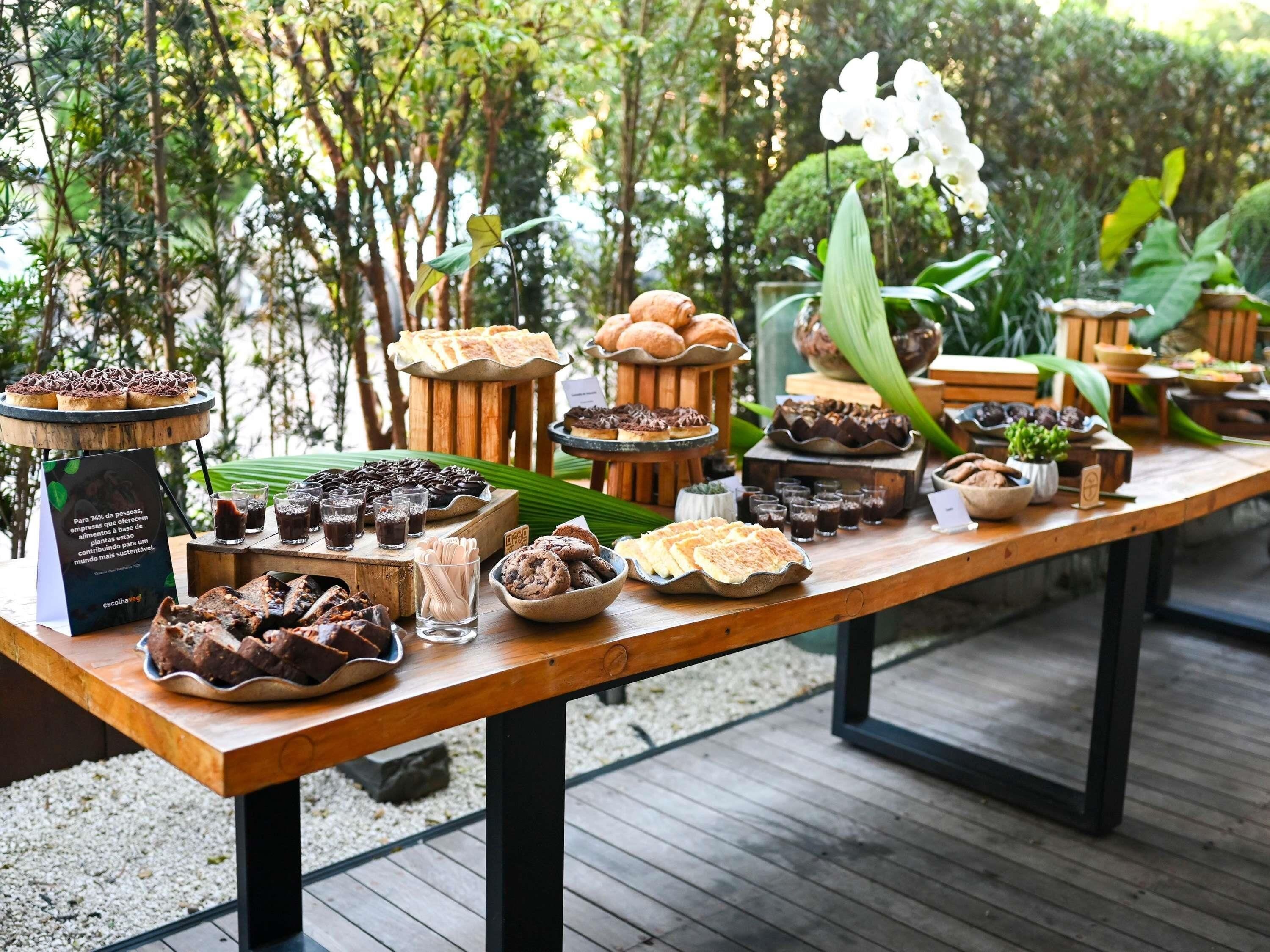 2 restaurants, breakfast, lunch, dinner served; vegan cuisine