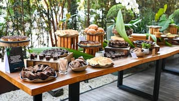 2 restaurants, breakfast, lunch, dinner served; vegan cuisine