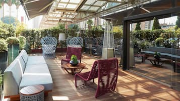 2 restaurants, breakfast, lunch, dinner served; vegan cuisine