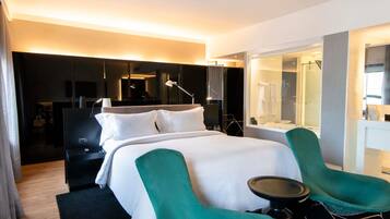 Peralatan tempat tidur premium, bar mini, peti besi dalam bilik, meja