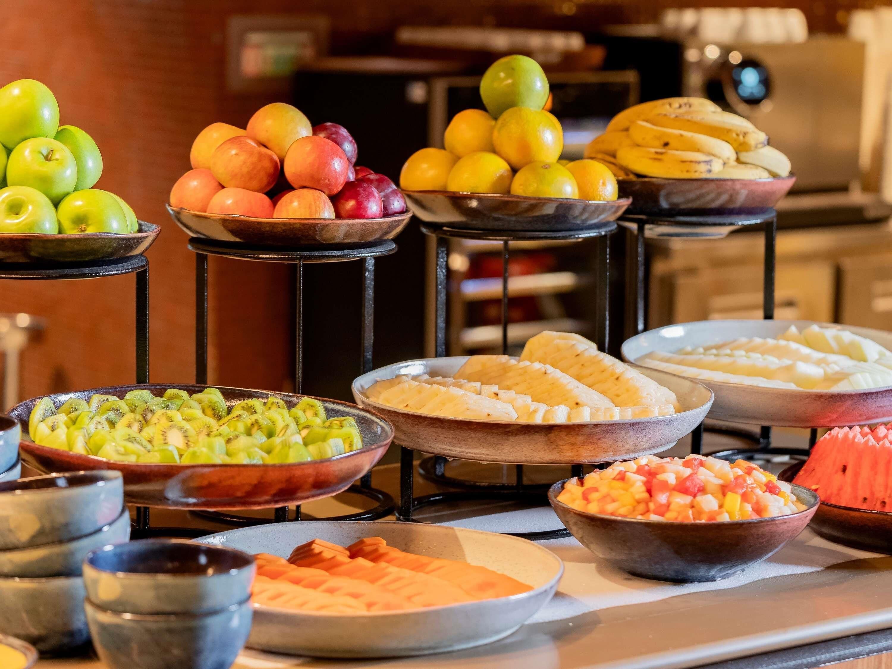 Um buffet com diversas frutas e legumes.