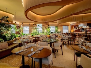 2 restaurantes; se sirve desayuno, almuerzo y cena; cocina vegana