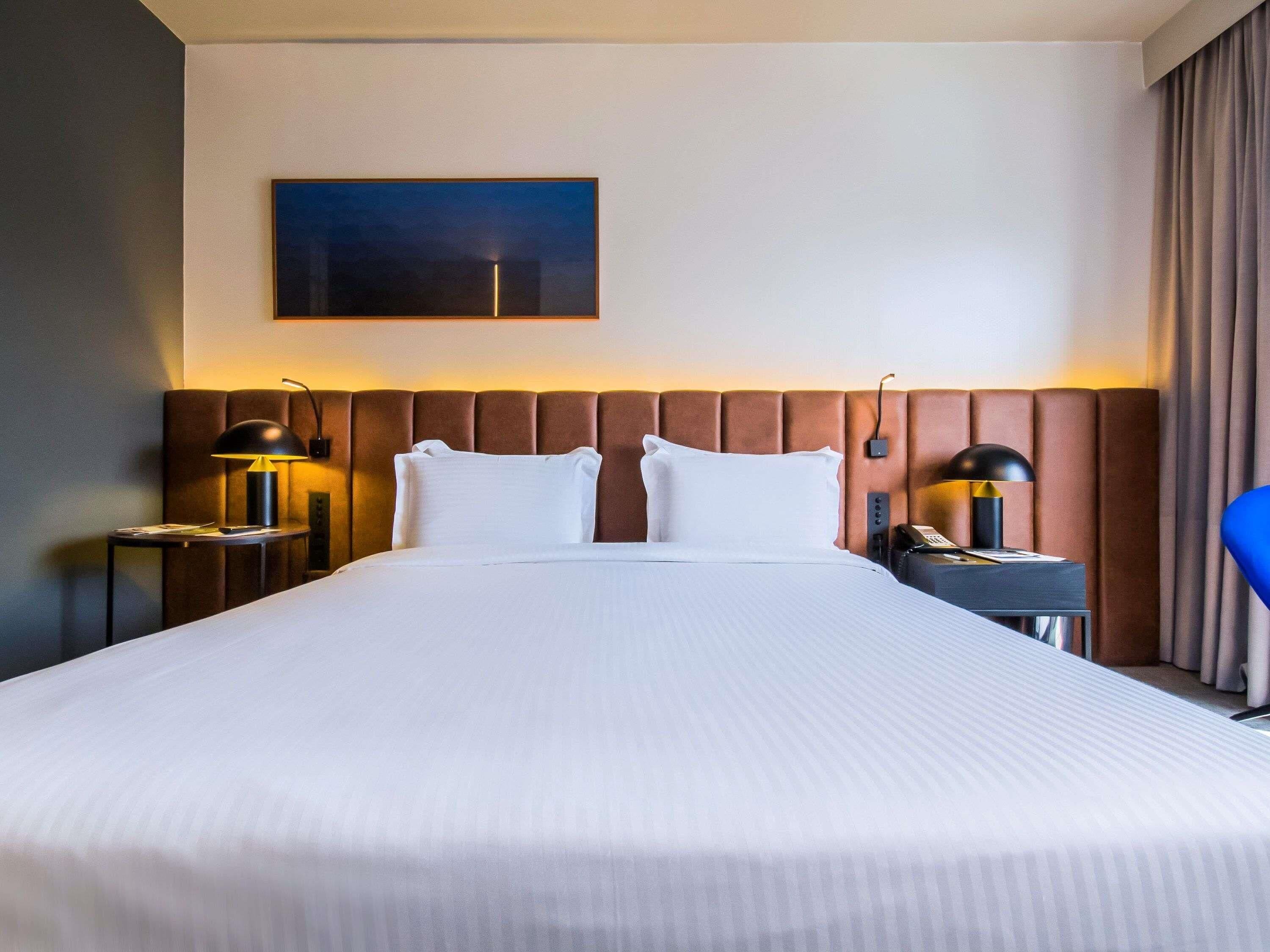 Rom – deluxe, 1 queensize-seng, tilgjengelighetstilpasset (Premium) | Sengetøy av topp kvalitet, minibar, safe på rommet og skrivebord