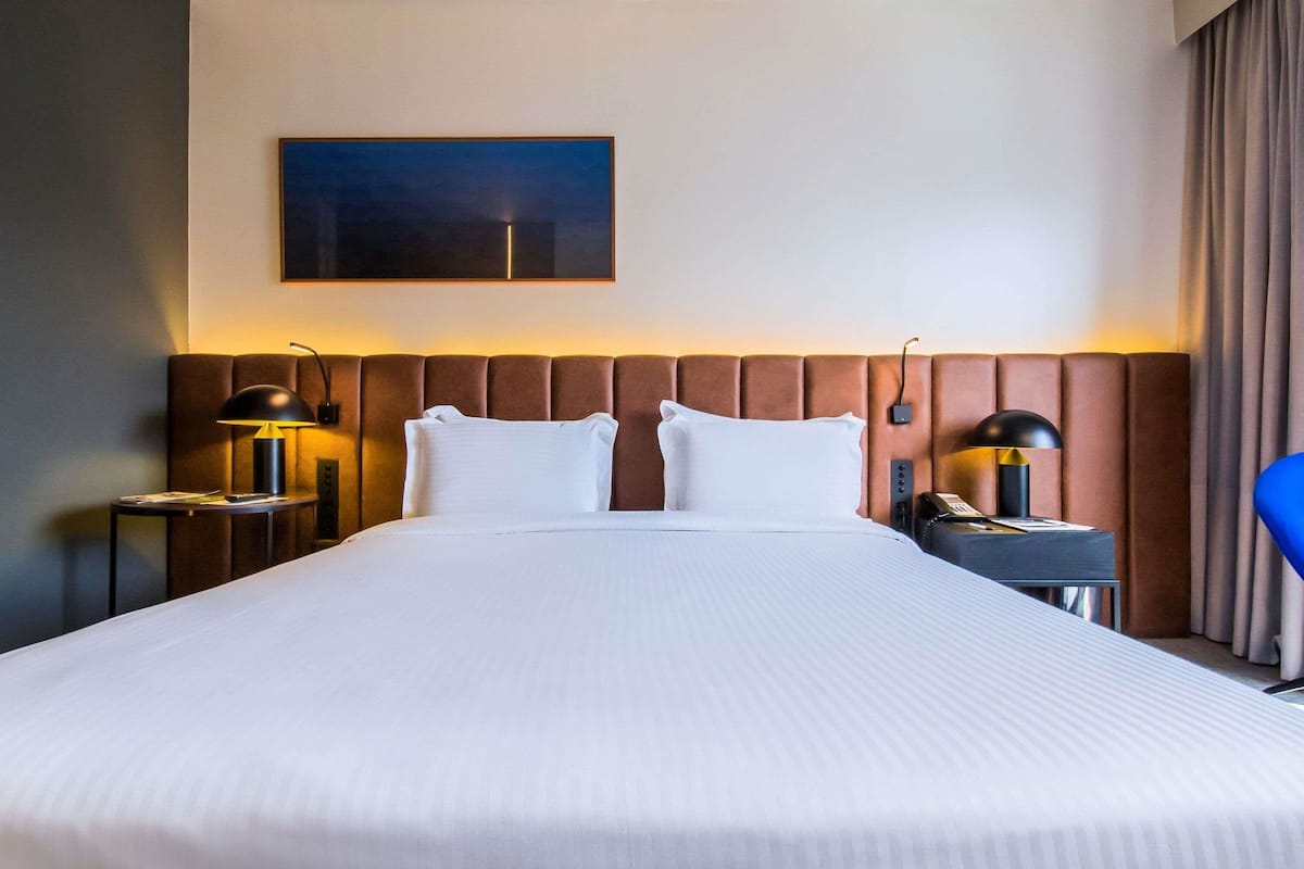 Deluxe Room, 1 Queen Bed, Accessible (Premium) | Premium bedding, minibar, in-room safe, desk