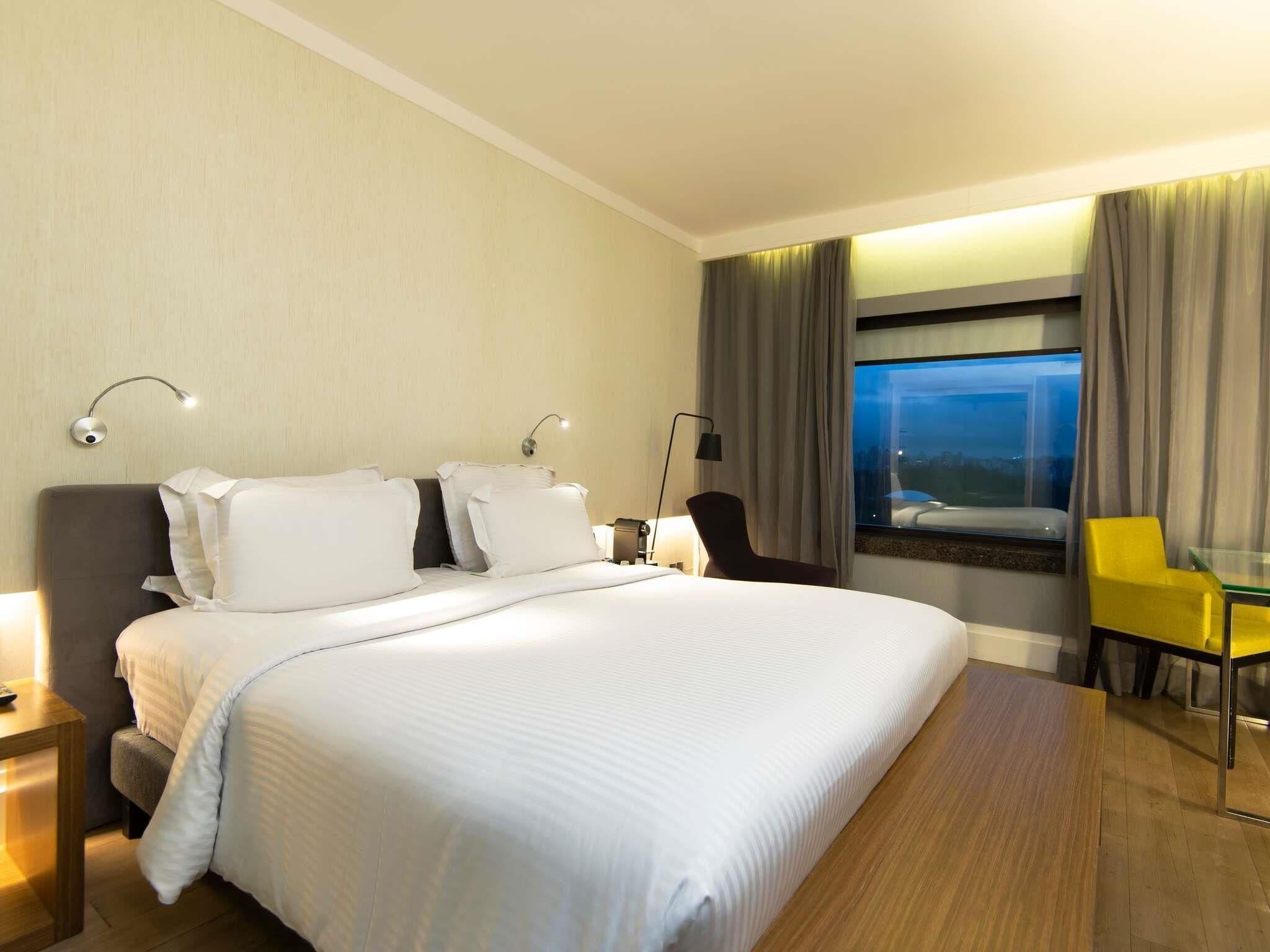 Executive Room, 1 Queen Bed | Premium bedding, minibar, in-room safe, desk