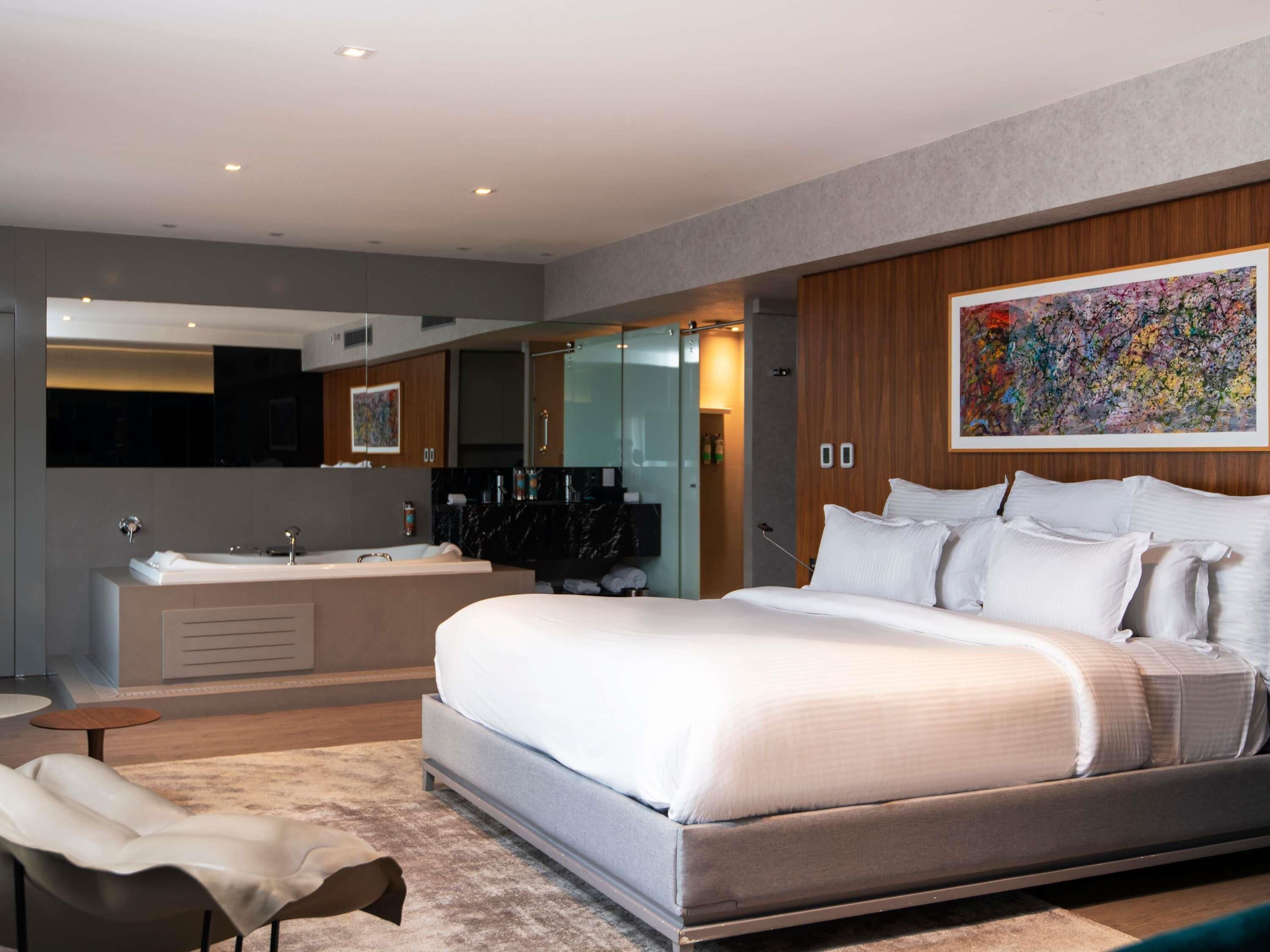 Suite, 1 kingsize bed (view of Ibirapuera Park) | Luxe beddengoed, een minibar, een kluis op de kamer, een bureau