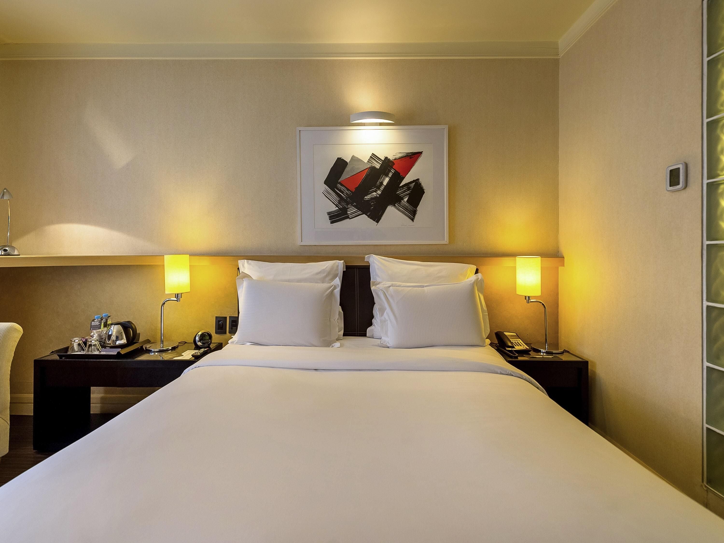 Sengetøy av topp kvalitet, minibar, safe på rommet og skrivebord