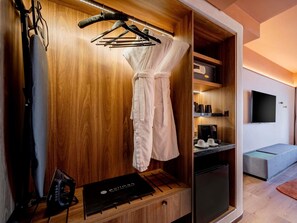 高档床上用品、迷你吧、客房内保险箱、办公桌