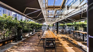 2 restaurantes; se sirve desayuno, almuerzo y cena; cocina vegana