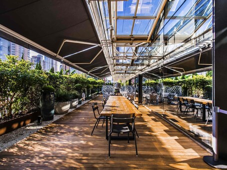 2 restaurantes; se sirve desayuno, almuerzo y cena; cocina vegana