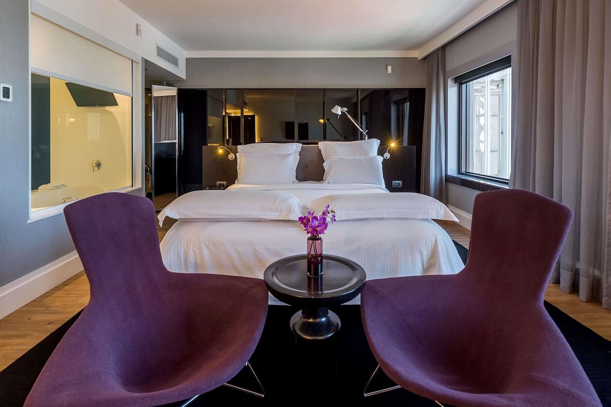 Executive Suite, 1 Queen Bed, Park View | Premium bedding, minibar, in-room safe, desk