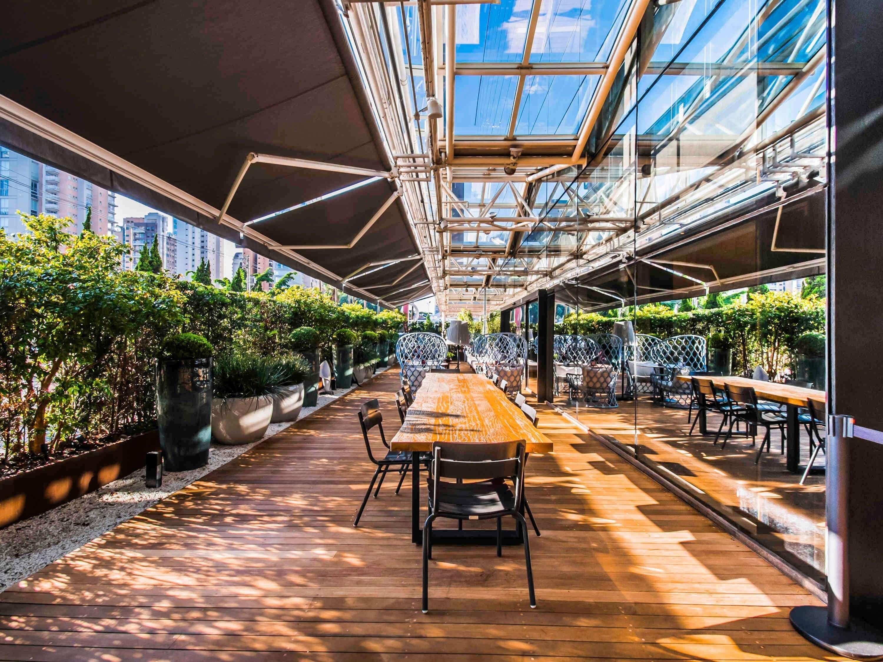 2 間餐廳，供應早餐、午餐和晚餐，純素料理