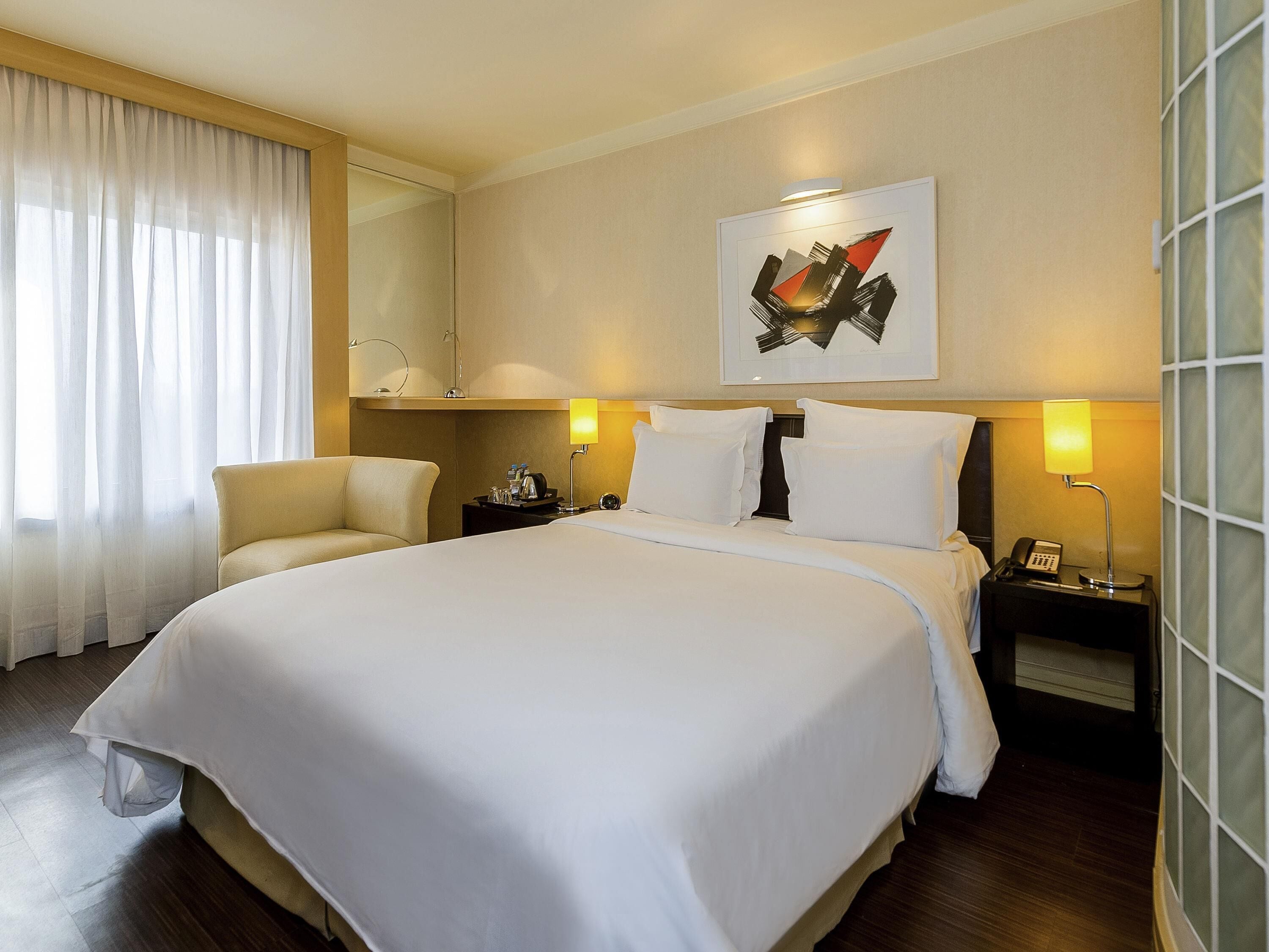 Rom – deluxe, 1 dobbeltseng | Sengetøy av topp kvalitet, minibar, safe på rommet og skrivebord