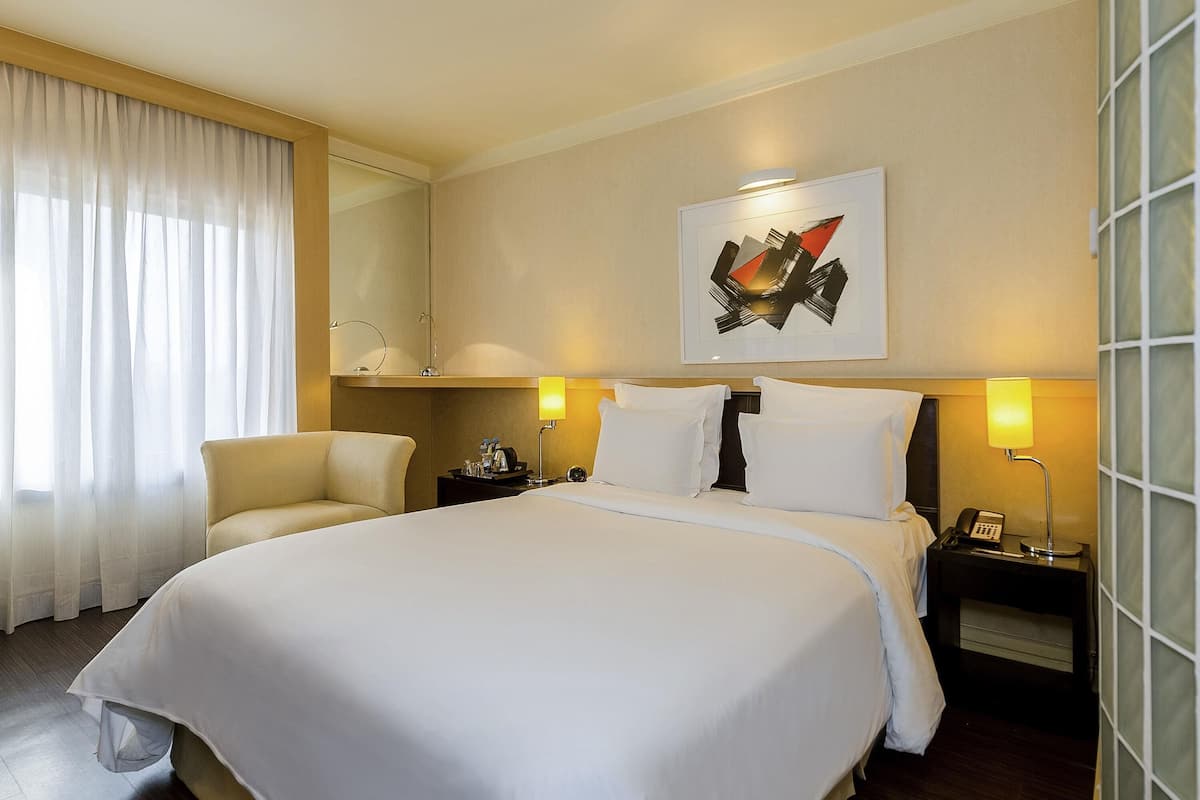 Deluxe kamer, 1 tweepersoonsbed | Luxe beddengoed, een minibar, een kluis op de kamer, een bureau