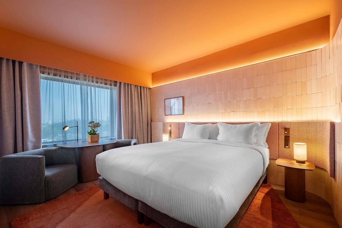 Luxe beddengoed, een minibar, een kluis op de kamer, een bureau