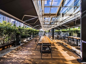 2 間餐廳,供應早餐、午餐和晚餐,純素料理