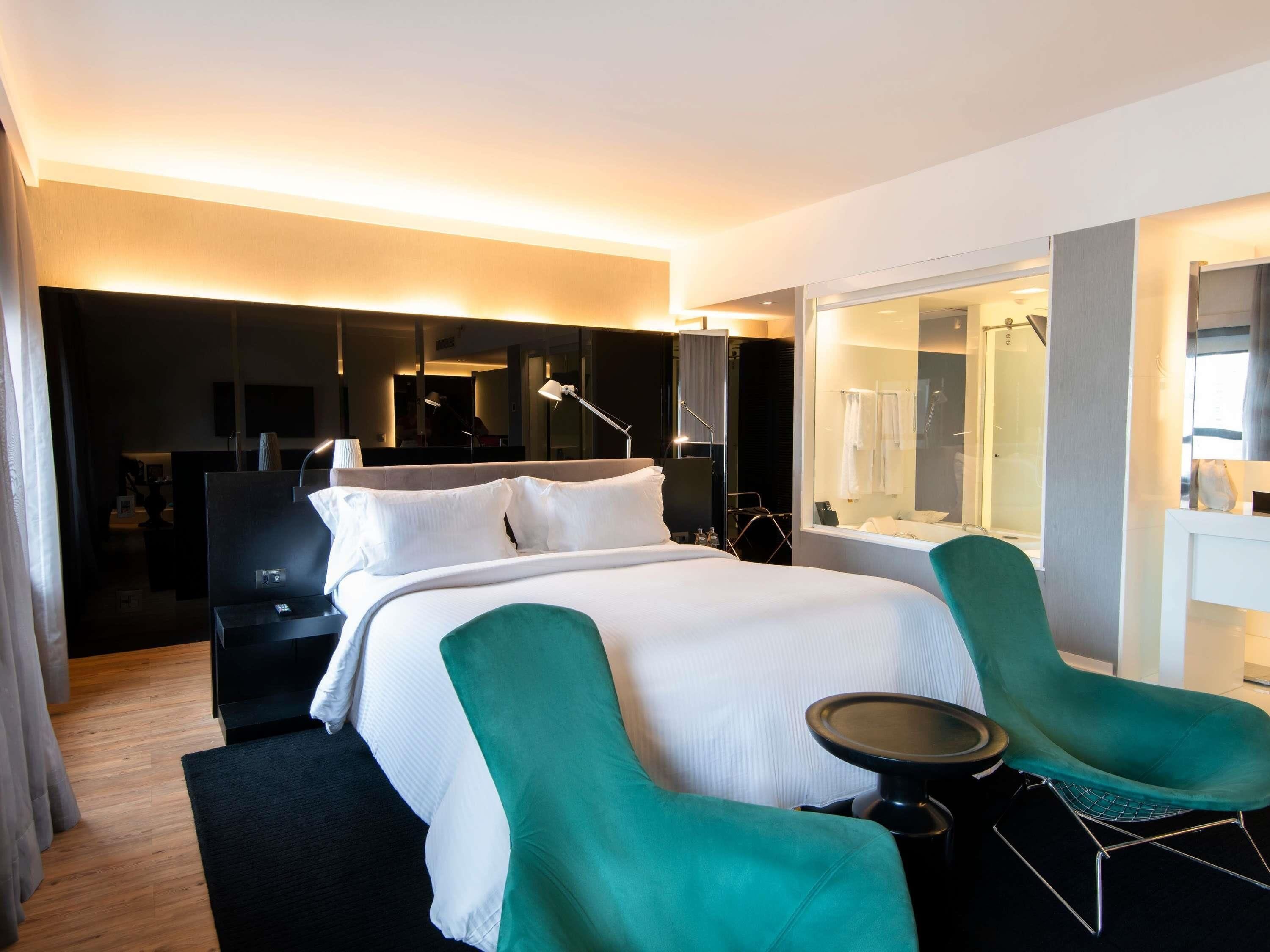 Bộ đồ giường cao cấp, minibar, két bảo mật tại phòng, bàn 