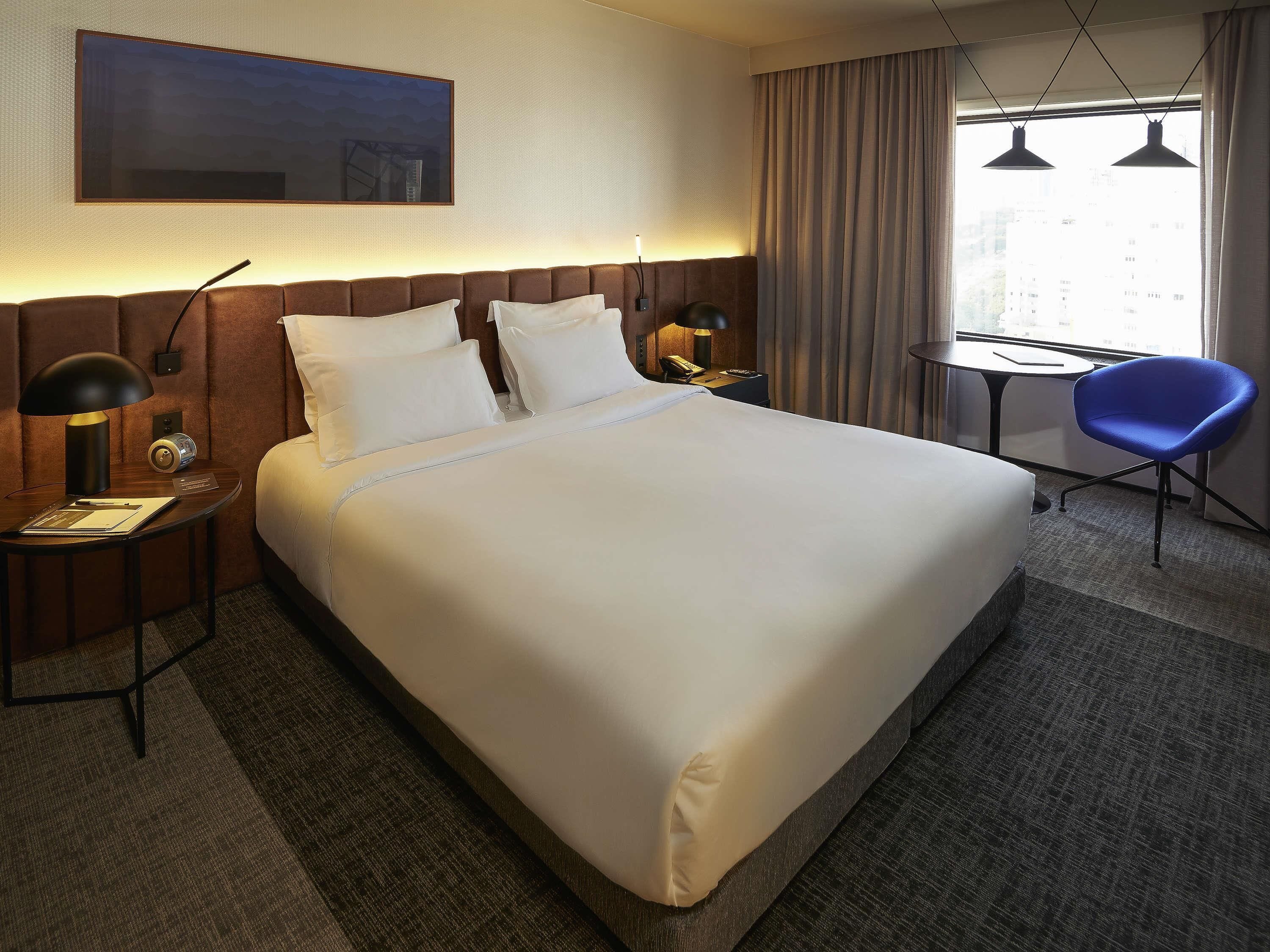 Ropa de cama de alta calidad y minibar 