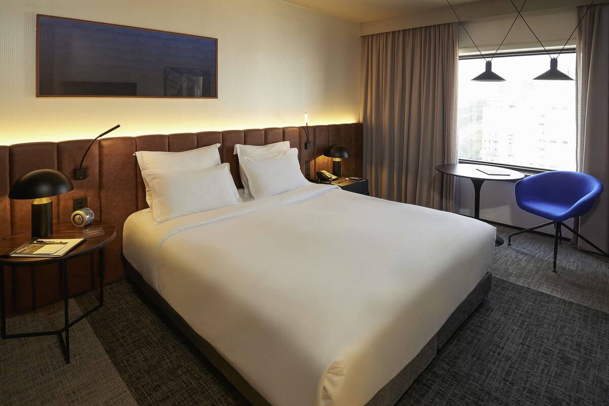 Deluxe kamer, 1 queensize bed, toegankelijk voor mindervaliden (Premium) | Luxe beddengoed, een minibar, een kluis op de kamer, een bureau