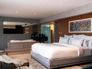 Suite, 1 kingsize bed (view of Ibirapuera Park) | Luxe beddengoed, een minibar, een kluis op de kamer, een bureau
