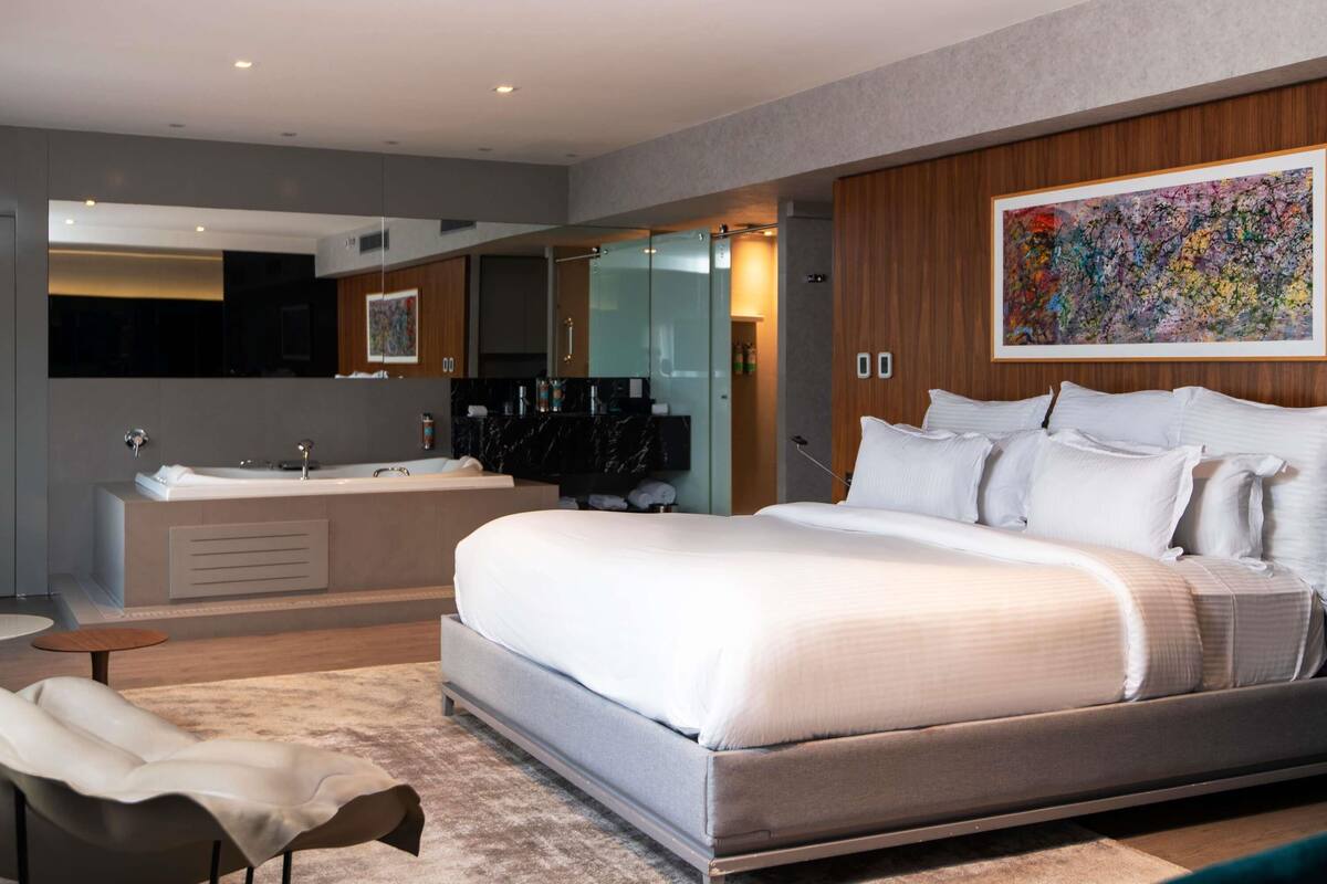 Suite, 1 kingsize bed (view of Ibirapuera Park) | Luxe beddengoed, een minibar, een kluis op de kamer, een bureau