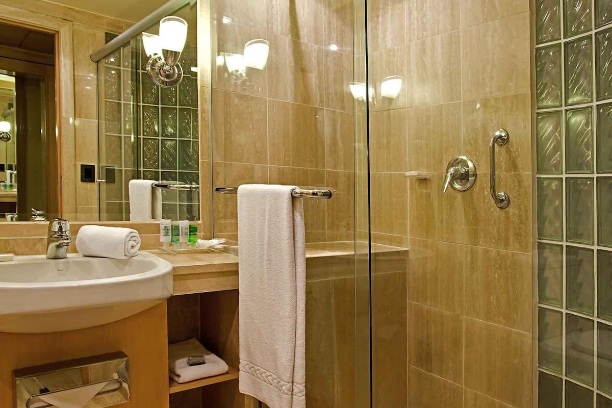 Hochwertige Bettwaren, Minibar, Zimmersafe, Schreibtisch
