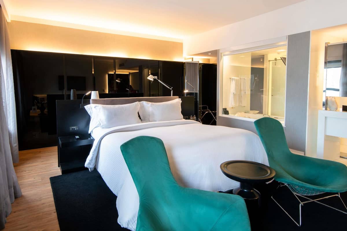 Ropa de cama de alta calidad y minibar