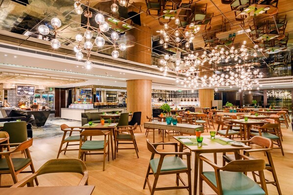 供應早餐、午餐和晚餐，國際料理