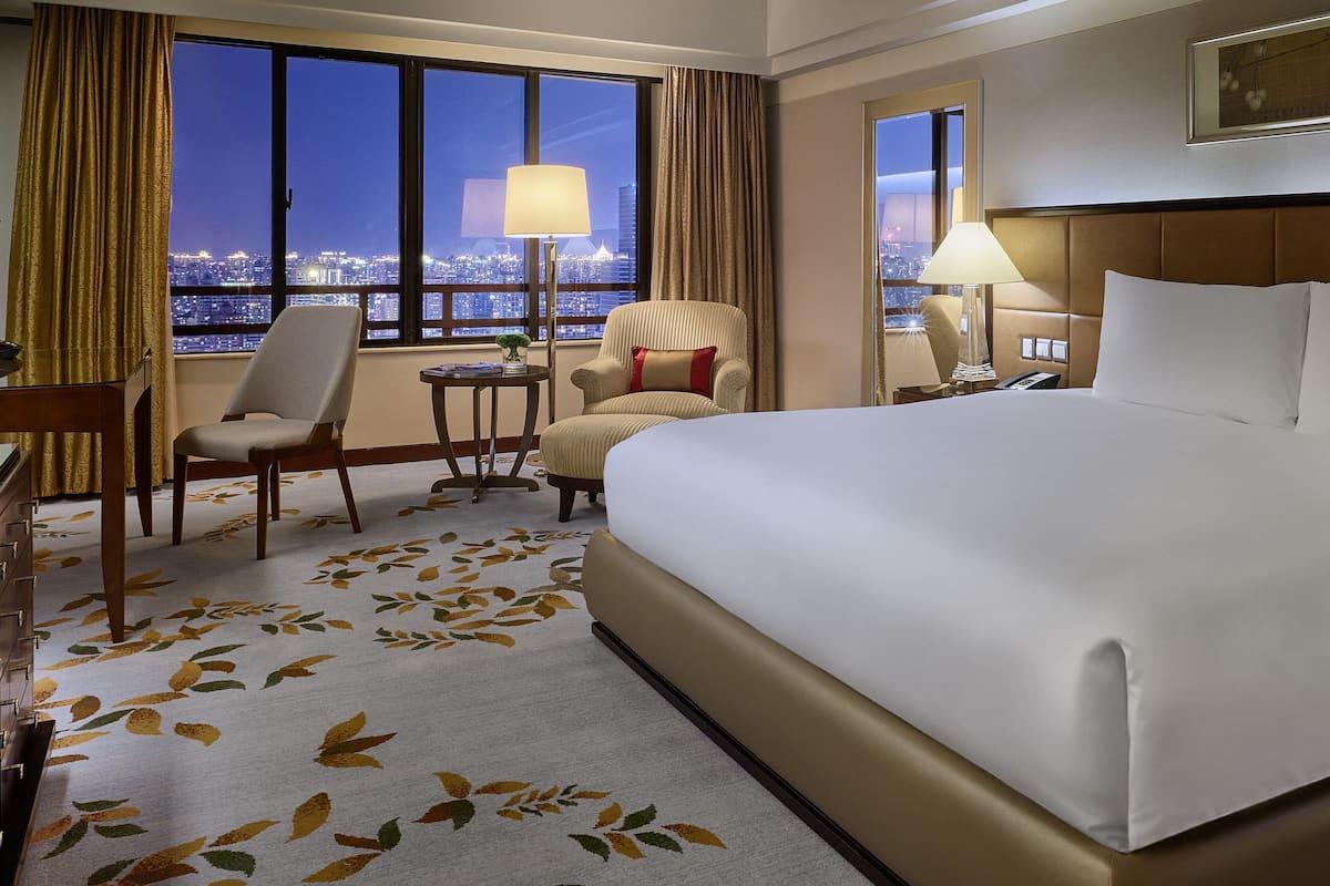 Deluxe - King | 1 bedroom, premium bedding, pillowtop beds, minibar