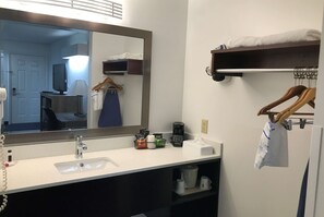 Combined shower/tub, free toiletries, hair dryer, towels