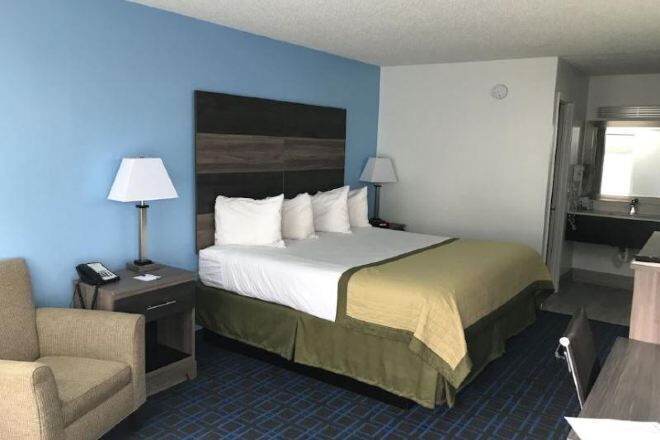 書桌、遮光窗簾/窗簾、熨斗/熨衫板、免費嬰兒床