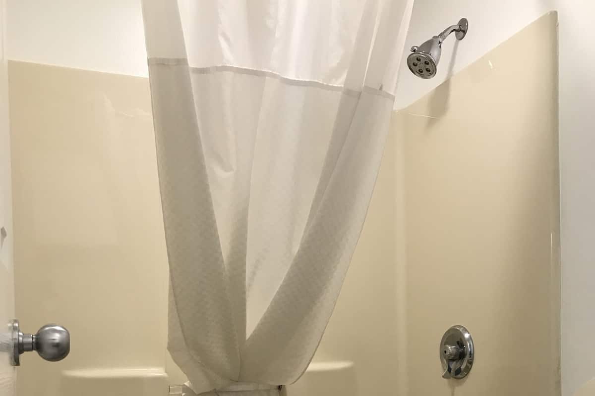 Duschwanne, kostenlose Toilettenartikel, Haartrockner, Handtücher