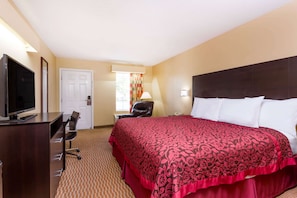1 King Bed Room | Desk, iron/ironing board, rollaway beds, free WiFi