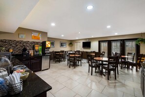 Tägliches inbegriffenes kontinentales Frühstück