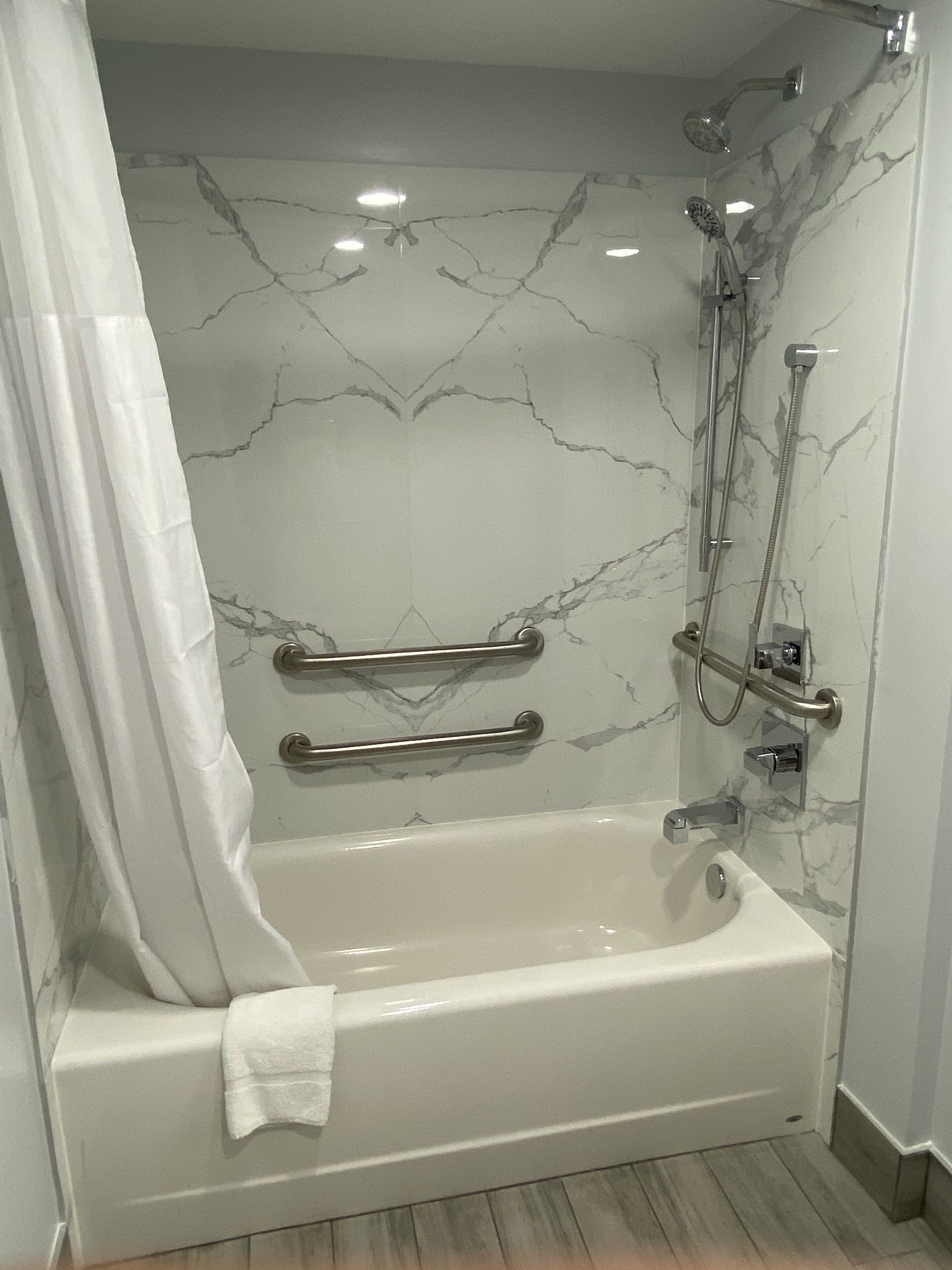 Habitación estándar, 1 cama King size, para no fumadores | Baño | Amenidades de baño gratuitas, secadora de cabello, toallas, jabón 