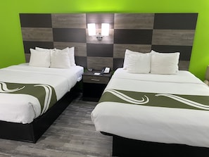 Standardzimmer, 2 Doppelbetten, Nichtraucher | Pillowtop-Betten, individuell eingerichtet, Schreibtisch