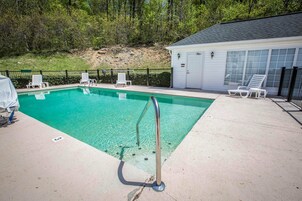 Una piscina al aire libre de temporada