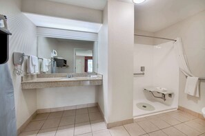 Ensemble douche/baignoire, articles de toilette gratuits, sèche-cheveux