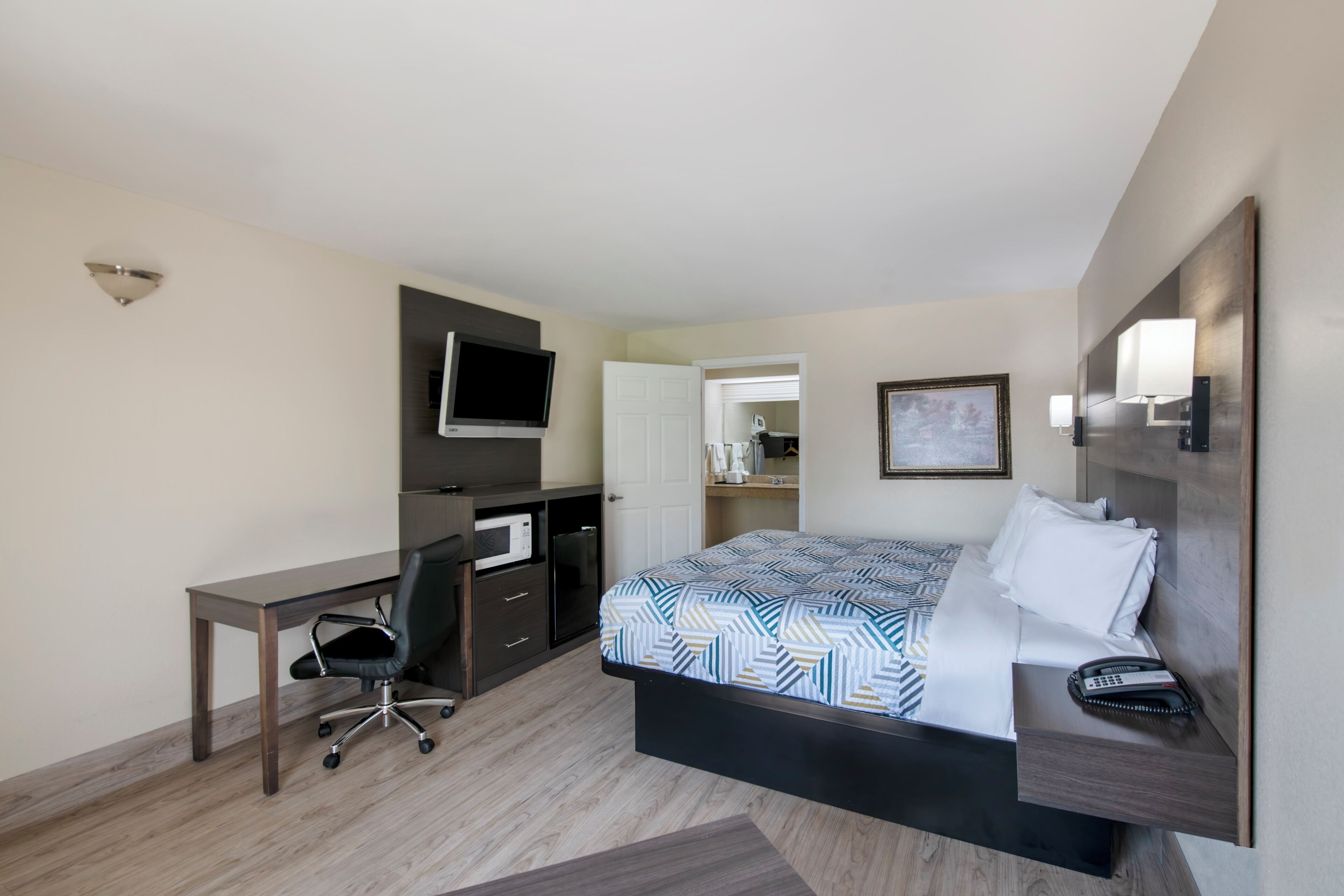 Colchones con pillow-top y caja de seguridad en la habitación 