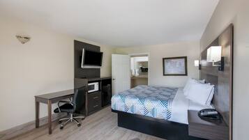 Colchones con pillow-top y caja de seguridad en la habitación