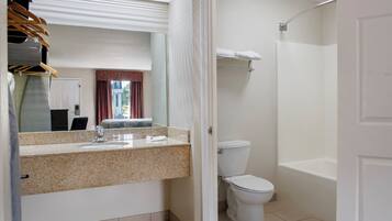 Bañera con ducha, artículos de tocador gratuitos, secador de pelo