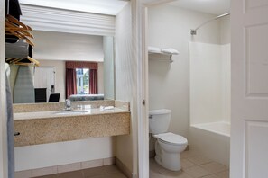 Rom, 1 queensize-seng, ikke-røyk, kjøleskap og mikrobølgeovn | Bad | Kombinert dusj/badekar, toalettartikler (inkludert) og hårføner