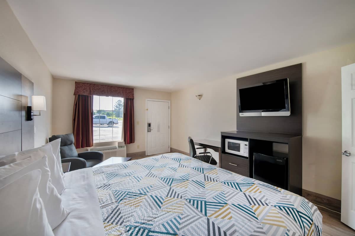 Room, 1 Queen Bed, Non Smoking, Refrigerator & Microwave | Pillowtop beds, in-room safe, desk, blackout drapes