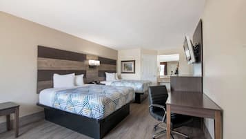 Una habitación de hotel moderna con dos camas, un escritorio y una silla.